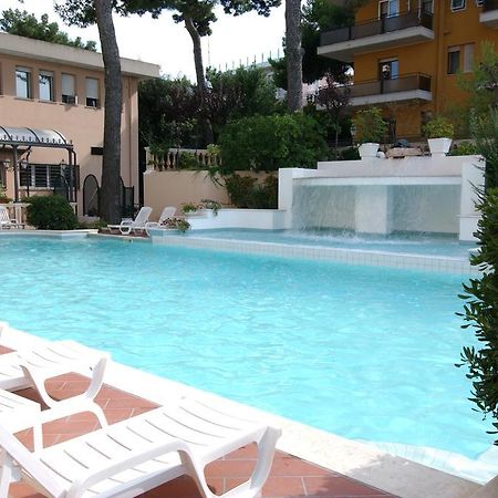 Hotel Milano Helvetia - In Centro Con Piscina Ριτσόνε Εξωτερικό φωτογραφία
