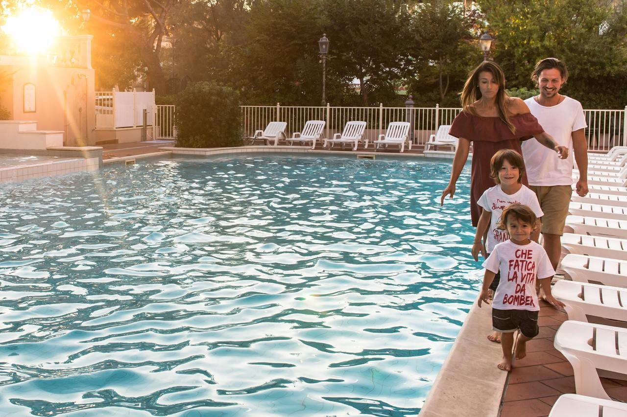 Hotel Milano Helvetia - In Centro Con Piscina Ριτσόνε Εξωτερικό φωτογραφία